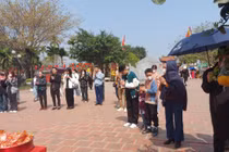 Hơn vạn du khách về đền Bia dâng hương Đại danh y Tuệ Tĩnh đầu xuân