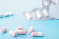 Bố sốc khi thấy con gái uống thuốc tránh thai... sự thật bất ngờ