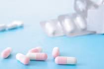 Bố sốc khi thấy con gái uống thuốc tránh thai... sự thật bất ngờ