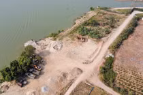 Hà Nội: Yêu cầu dẹp bỏ bến bãi không phép ở Phù Đổng