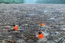 Xúc động hình ảnh cứu nạn lũ lụt của các chiến sĩ công an