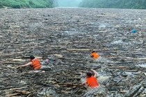 Xúc động hình ảnh cứu nạn lũ lụt của các chiến sĩ công an