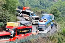 Lật xe gỗ, đường lên Cửa khẩu La Lay bị ách tắc