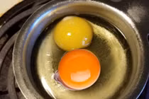 Trứng gà lòng đỏ cam hay vàng bổ dưỡng hơn?