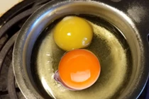 Trứng gà lòng đỏ cam hay vàng bổ dưỡng hơn?