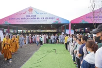 Đông đảo người dân cung kính chiêm bái xá lợi Đức Phật 