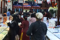 Người dân xếp hành mua vàng trước ngày vía Thần Tài