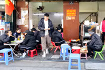 Ngày cuối năm: Hàng quán tấp nập, khách xếp hàng chờ phục vụ