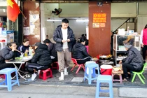 Ngày cuối năm: Hàng quán tấp nập, khách xếp hàng chờ phục vụ