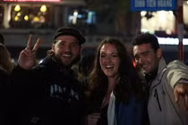 Du khách Tây thích thú đón giao thừa Tết Nguyên đán 2024 tại Hồ Gươm