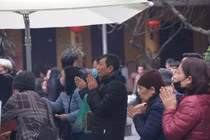 Người dân Hà Nội đi lễ đầu năm trong thời tiết đẹp