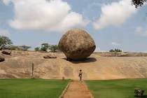 Ngỡ ngàng “đá của Chúa trời” 250 tấn thăng bằng vĩnh cửu trên sườn đồi 