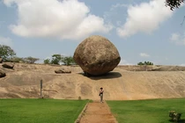 Ngỡ ngàng “đá của Chúa trời” 250 tấn thăng bằng vĩnh cửu trên sườn đồi 