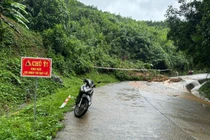 Quảng Ngãi: Sạt lở ngập lụt, chia cắt nhiều tuyến đường miền núi