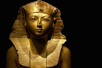 Nữ hoàng Ai Cập bị xóa thành tựu, bất ngờ lý do