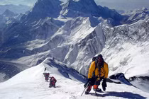 Cơ thể con người sẽ thế nào nếu ở “vùng chết” trên đỉnh Everest? 