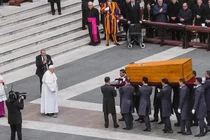 Vì sao thi hài Giáo hoàng được đặt trong 3 lớp quan tài?