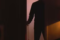 Phát hiện đường hầm bí mật, chủ nhà nhận 'bão' cảnh báo