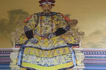 Vì sao vua chúa xưa thường truyền ngôi cho con trai trưởng?