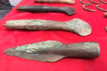 Dùng máy dò kim loại, bất ngờ phát hiện vũ khí, trang sức 3.600 tuổi