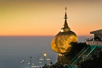 Tảng đá dát vàng ở Myanmar nằm ở vị trí “hiểm”, đứng vững trước động đất