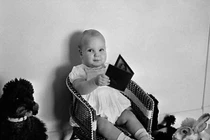 Tận mắt dung mạo thuở nhỏ của các thành viên hoàng gia Anh, Pháp