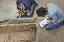 Mở mộ cổ, phát hoảng thấy thi hài trong tư thế kỳ dị 