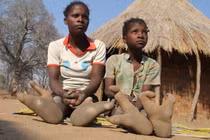 Bộ tộc kỳ lạ mệnh danh “người đà điểu", mỗi chân chỉ có 2 ngón