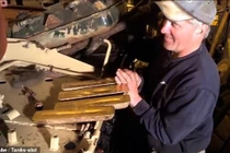 Mua xe tăng trên eBay, sững sờ thấy 5 thỏi vàng bên trong 