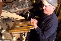 Mua xe tăng trên eBay, sững sờ thấy 5 thỏi vàng bên trong 