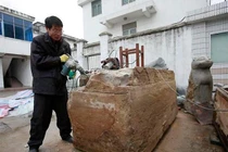 Bật nắp quan tài cổ, chuyên gia sững người thấy xác ướp còn nguyên