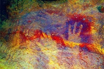 Bí mật về những bàn tay người in trên tường hang động