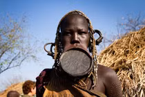 Bộ tộc đeo đĩa môi, nhổ răng cửa để cầu may ở Ethiopia