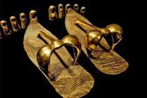 Lý do người Ai Cập luôn chôn dép vàng trong mộ cổ