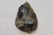 Vấp trúng tảng đá lạ, vớ bẫm báu vật 50.000 tuổi