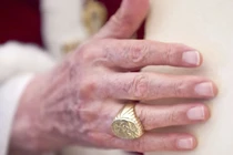 Lý do nhẫn quyền lực bị phá hủy sau khi Giáo hoàng Francis mất