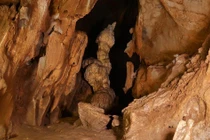 Khám phá hang động ở Honduras, giật thót mình thấy hài cốt 'phát sáng'