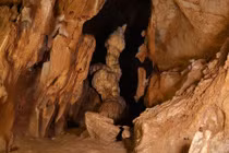 Khám phá hang động ở Honduras, giật thót mình thấy hài cốt 'phát sáng'