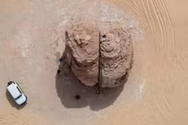 Bí ẩn vết trên khối đá sa thạch cổ ở Arab Saudi