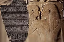 Kỳ lạ phiến đá xuyên không từ thế giới khác, chuyên gia đau đầu giải mã 