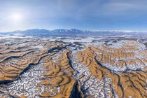 Kỳ lạ sa mạc được bao phủ bởi những ngọn núi tuyết ở Siberia