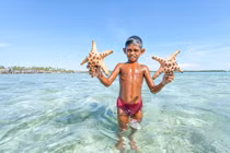 Khám phá bộ tộc bơi lặn như rái cá, chọc thủng màng nhĩ từ bé