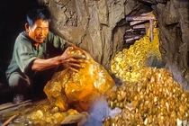 Hang động tỏa ánh vàng, lão nông run rẩy khi thấy thứ này...