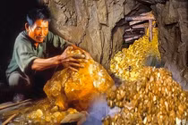 Hang động tỏa ánh vàng, lão nông run rẩy khi thấy thứ này...