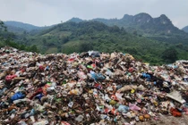 Cận cảnh bãi rác trên núi rỉ nước thải ô nhiễm môi trường ở Hòa Bình