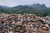Cận cảnh bãi rác trên núi rỉ nước thải ô nhiễm môi trường ở Hòa Bình