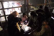 Hà Nội: Người dân ngồi đánh bài, chơi cờ trên cầu vượt chờ xem pháo hoa