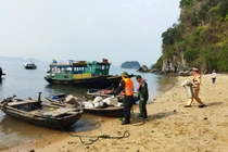 Ra quân tổng dọn, thu gom rác thải trên Vịnh Hạ Long
