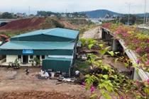 Chất thải bủa vây cây cầu đẹp nhất tỉnh Quảng Ninh