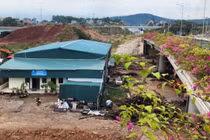 Chất thải bủa vây cây cầu đẹp nhất tỉnh Quảng Ninh